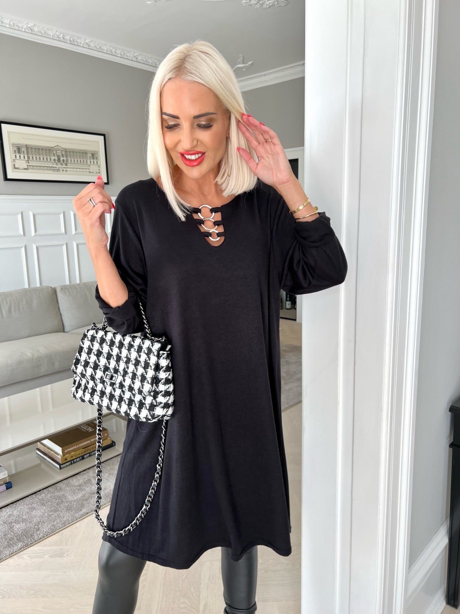 Sidsel - Härlig mjuk klänning med silverringar framtill - Black